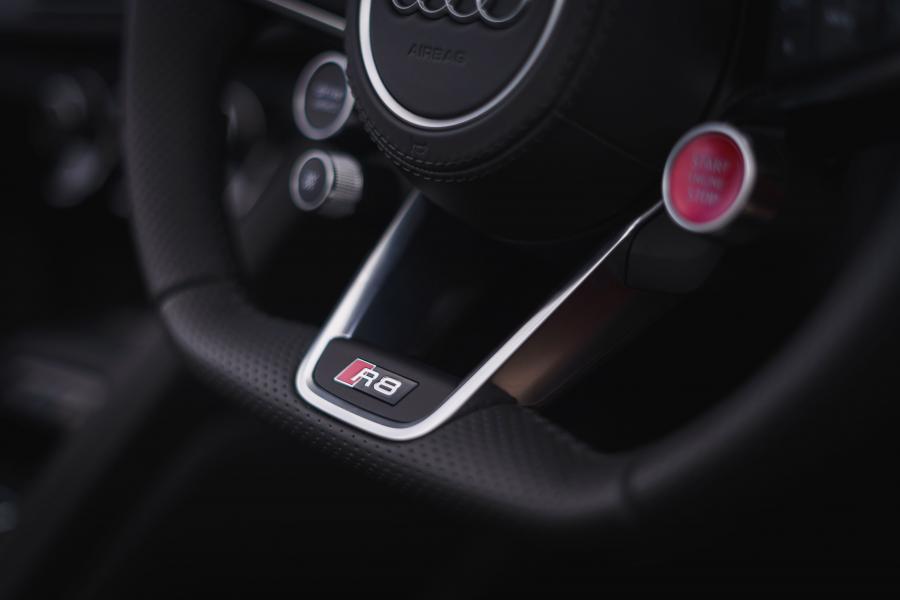 Детали интерьера Audi R8 V10 Performance 2019 года  (UK) (фото 121 из 136)